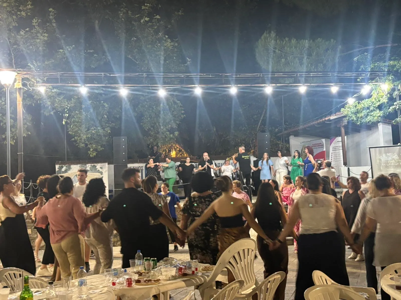 Η ορχήστρα παίζει ζωντανά ενώ ο κόσμος χορεύει στην πλατεία