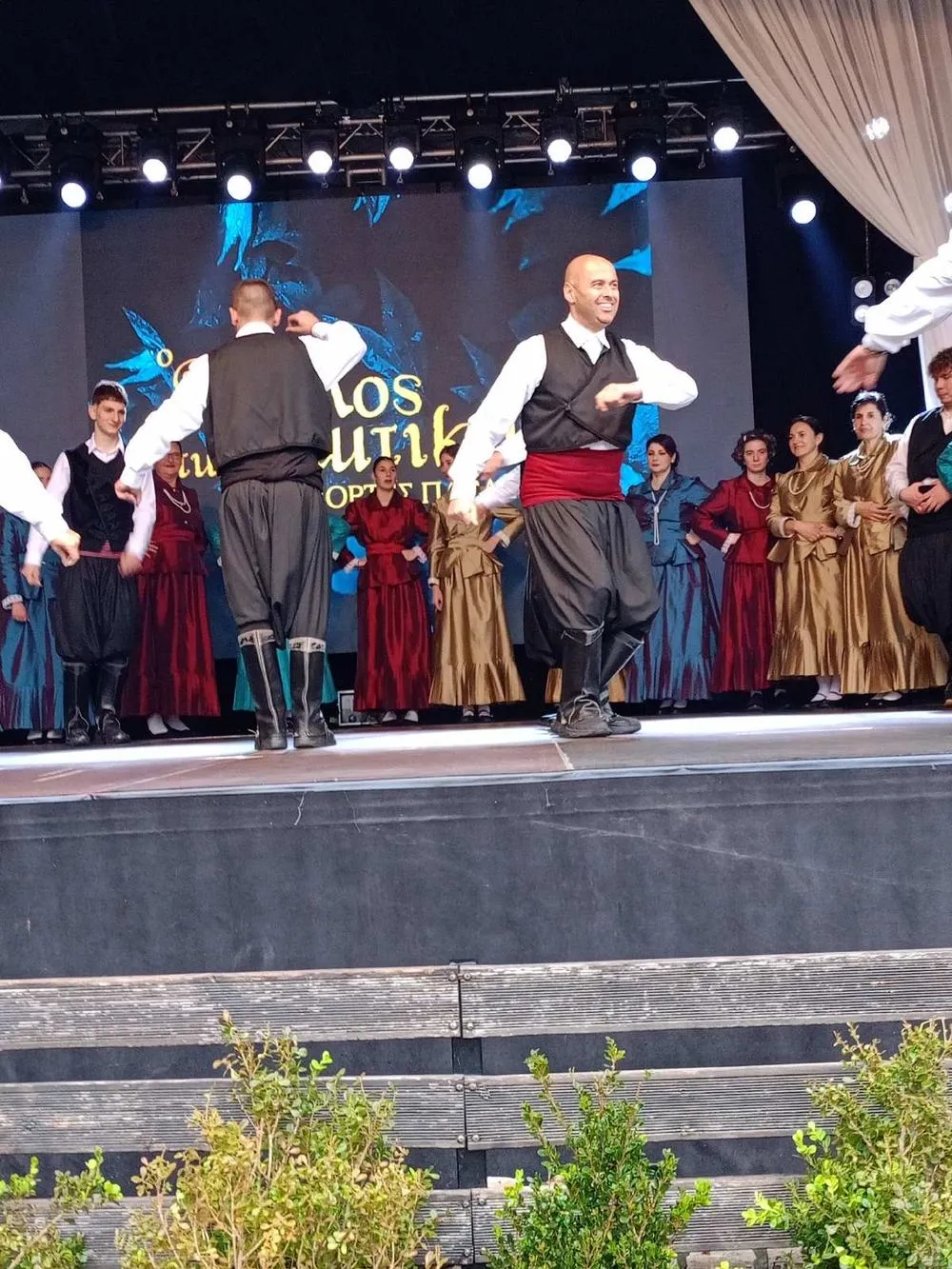 Δύο χορευτές του συλλόγου σε παραδοσιακό βήμα